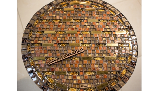 Стол отделанный мозаикой Пикассо_25 D50см Эпоксидка купить