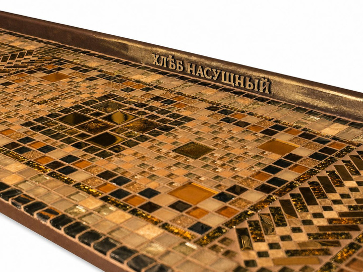 стол из мозаики