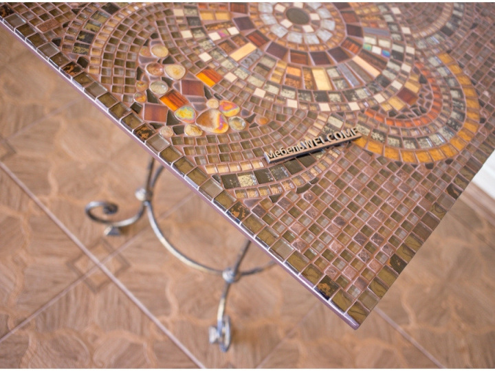 стол с мозаичной столешницей