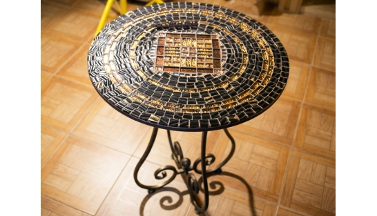 Столик отделанный мозаикой Пикассо_1 D60см купить