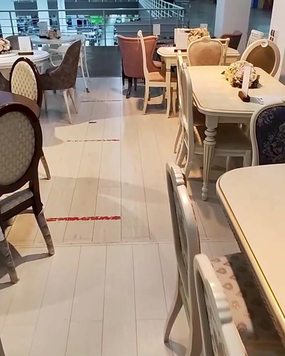 Большие столы в шоу-руме Мебель Welcome